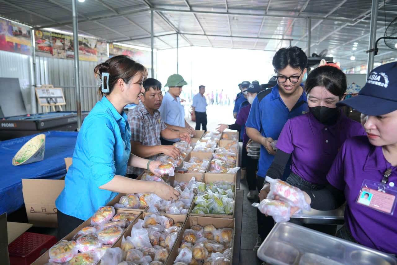 Bữa cơm Công đoàn được tổ chức mỗi tháng 1 lần cho hơn 1.000 lao động