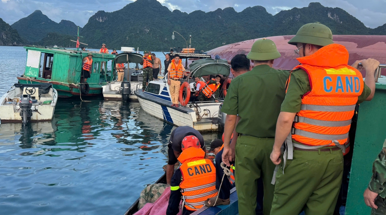 Tìm thấy một thi thể trong tàu hàng lật ở Vân Đồn