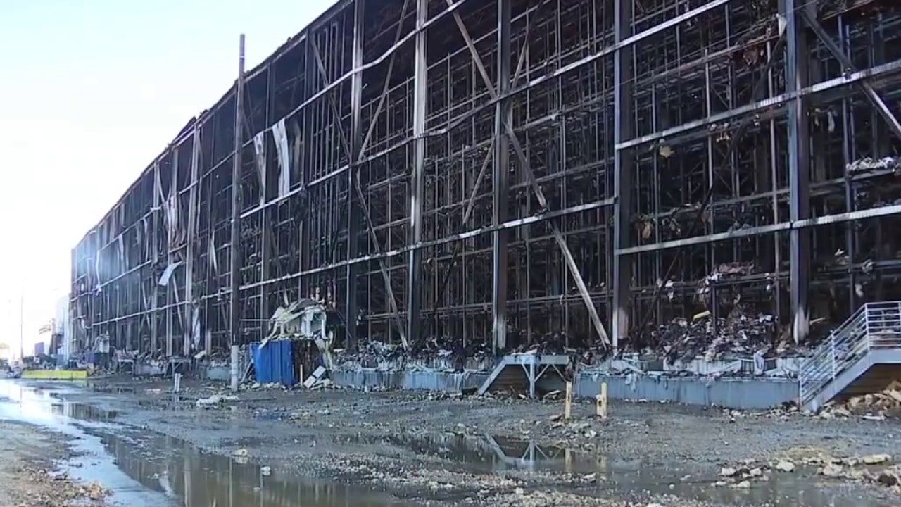 Boyle Heights reeling from Lineage warehouse fire aftermath amid toxic ...