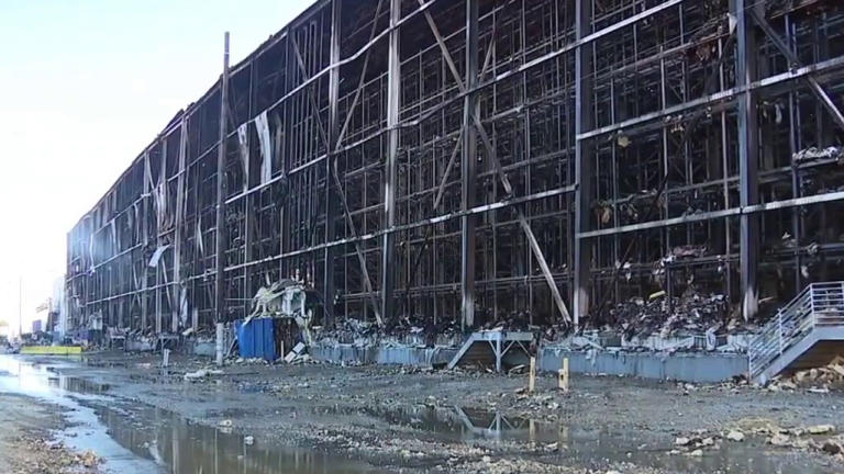 Boyle Heights reeling from Lineage warehouse fire aftermath amid toxic ...