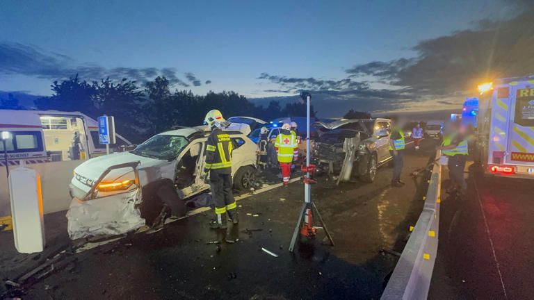 Am Donnerstag war ein 46-jähriger rumänischer Staatsbürger gegen 3.50 Uhr mit einem Auto samt Anhänger auf der Westautobahn Richtung Wien unterwegs.