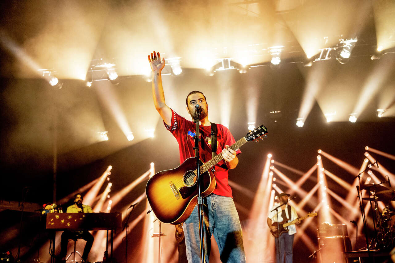 Sorry Connecticut: Noah Kahan makes dig at CT during Fenway Park show