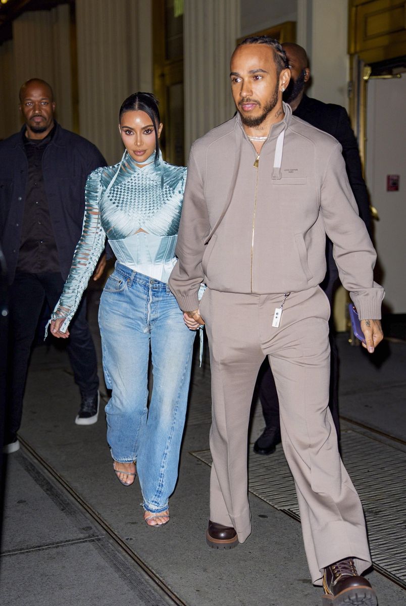 Photo © 2026 Backgrid/The Grosby GroupPREMIUM EXCLUSIVENew York, NY, May 5, 2026. Kim Kardashian and Lewis Hamilton are seen leaving the Broadway production of Fear of 13 in New York City. The pair exit the theater holding hands after attending the show, which was produced by Kim Kardashian. They are dressed in evening attire as they walk out together following the performance. **** Kim Kardashian y Lewis Hamilton son vistos saliendo de la producción de Broadway Fear of 13 en Nueva York. La pareja abandona el teatro tomados de la mano después de asistir al espectáculo, producido por Kim Kardashian. Ambos visten atuendos de noche mientras salen juntos tras la función.