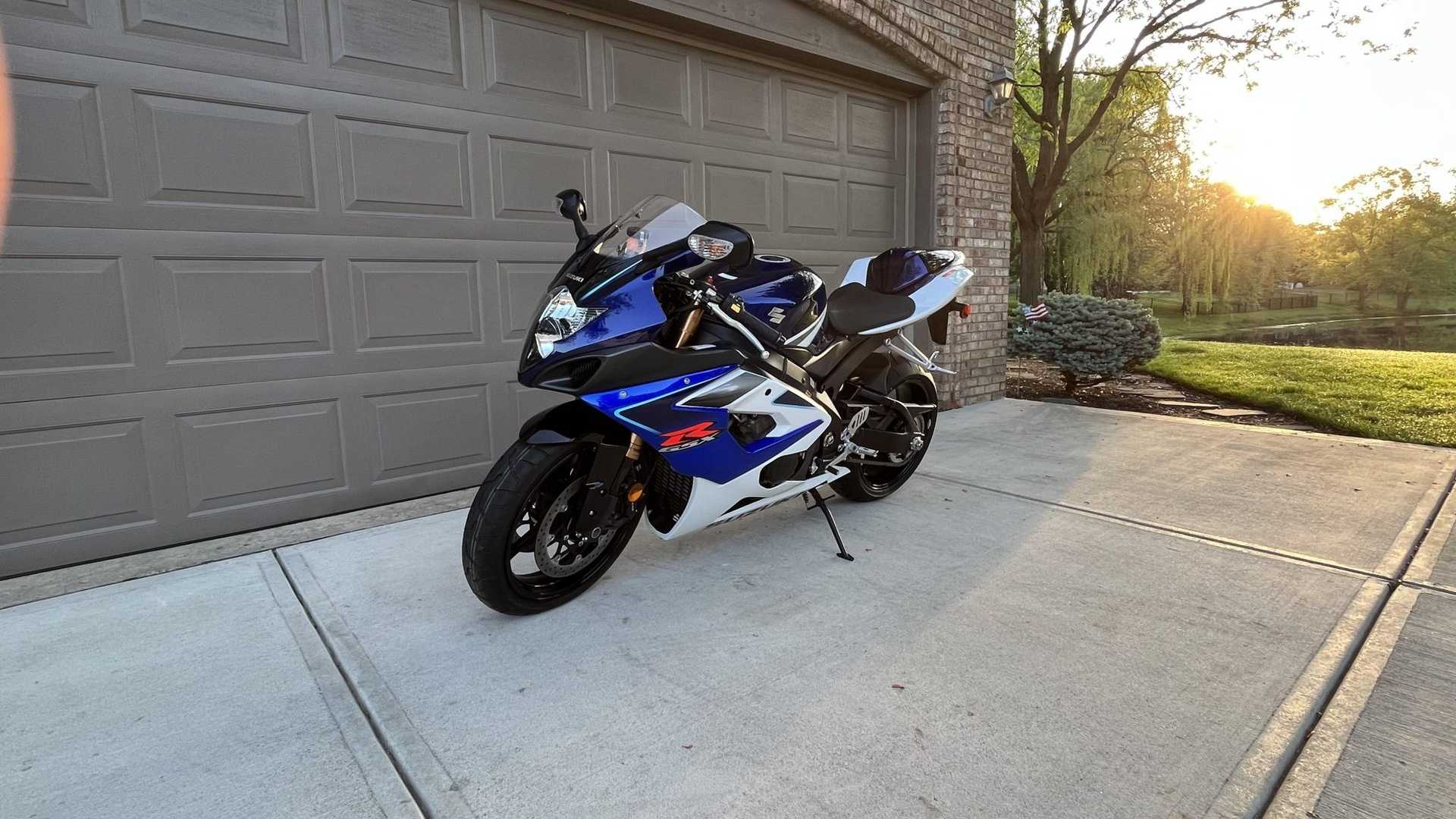 A front three-quarter shot of the 2006 Suzuki GSX-R1000 parked