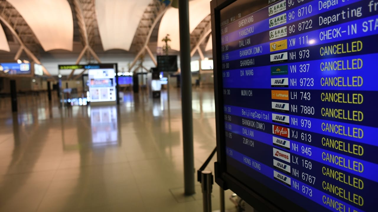 灼熱の中、USJでは飲み物すら買えず、空港では手書きの搭乗券…世界中の経済活動が「たった一つのエラー」で停止した、デジタル社会の「脆すぎる裏側」