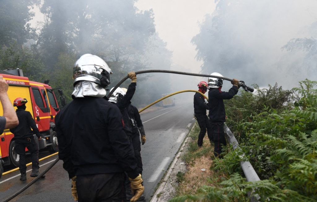 En direct incendies et chaleur : Les pompiers en action à Fontainebleau ...