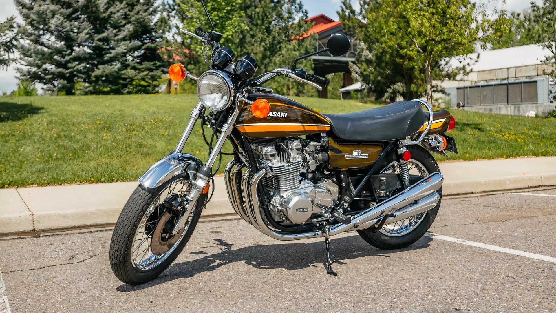 Front 3/4 view of a 1974 Kawasaki Z1