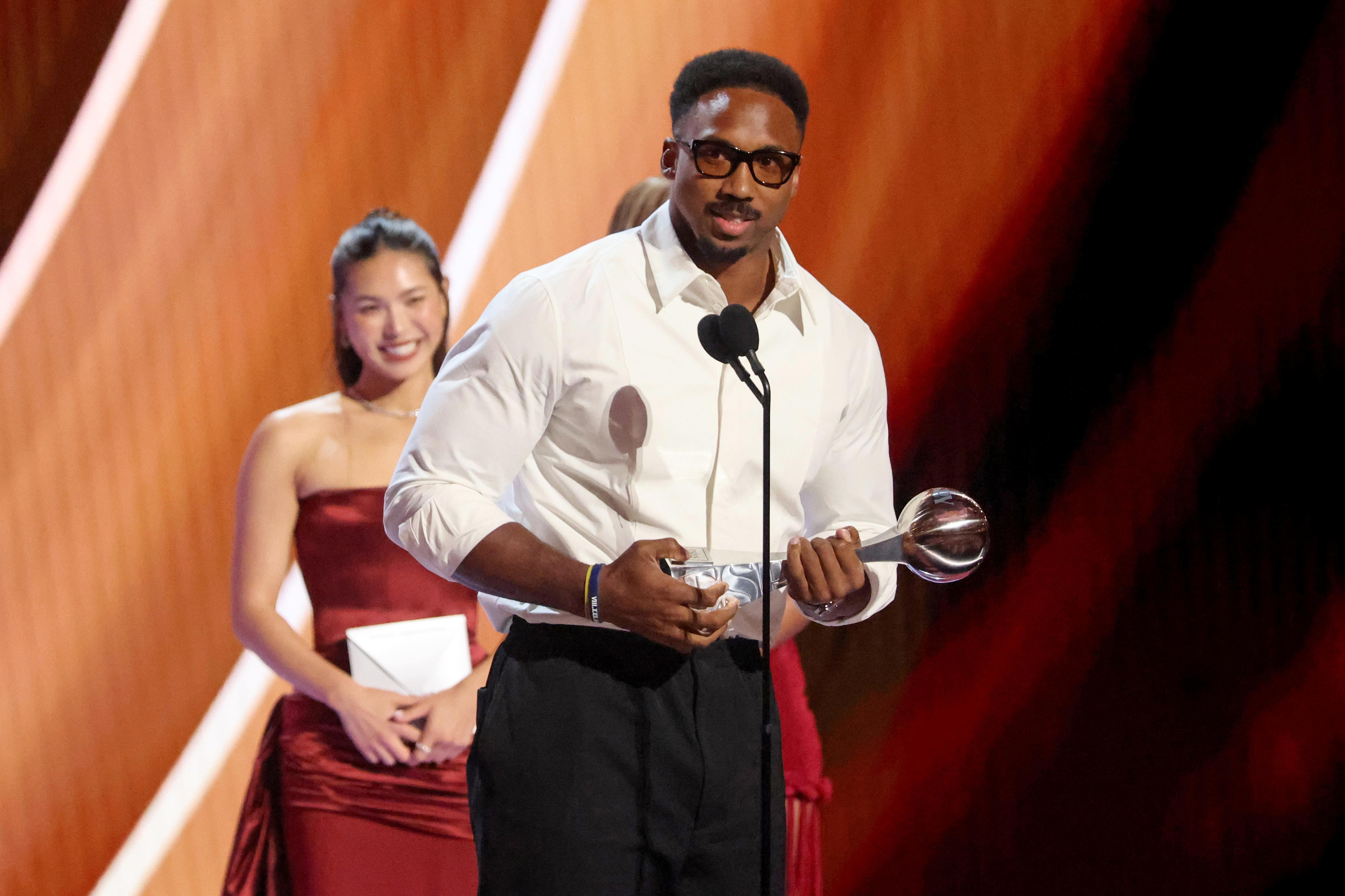 Myles Garrett and Chloe Kim share kiss on ESPY stage