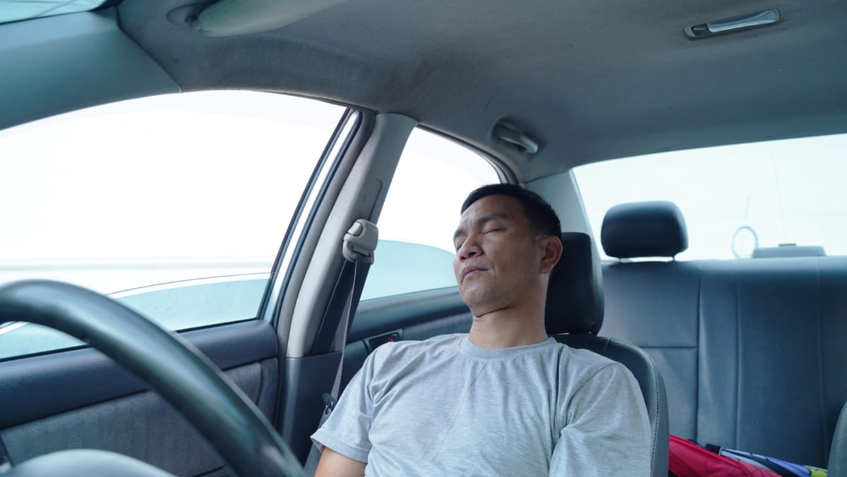 高速の“サービスエリア”で「8時間車中泊してホテル代1万円浮かせた」という夫。数時間“仮眠する人”もいますが、さすがに「長時間占拠」で違反になりませんか？ 利用時のマナーを確認