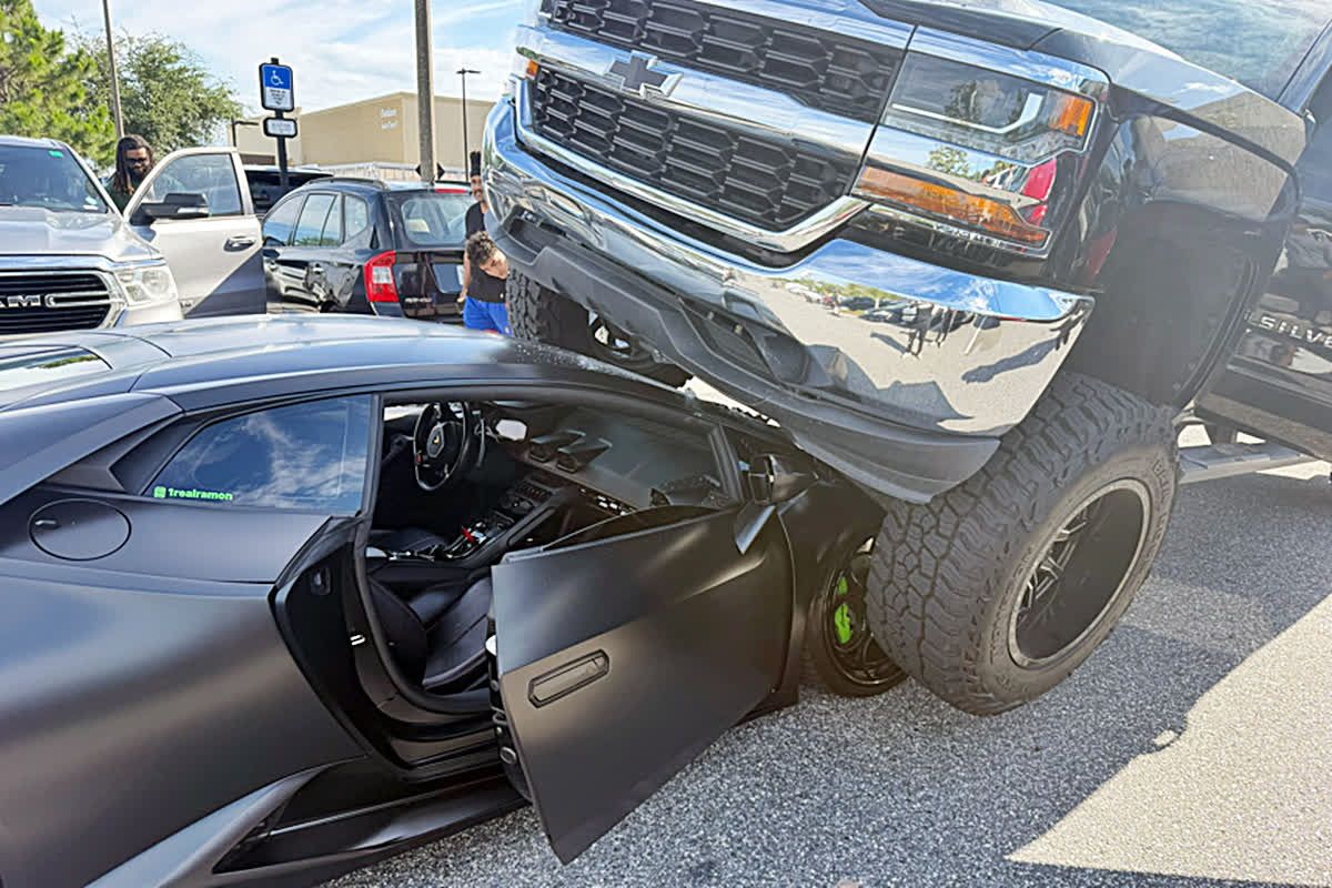 「前方が見えなかった？」リフトアップ改造車がランボルギーニを踏みつぶした