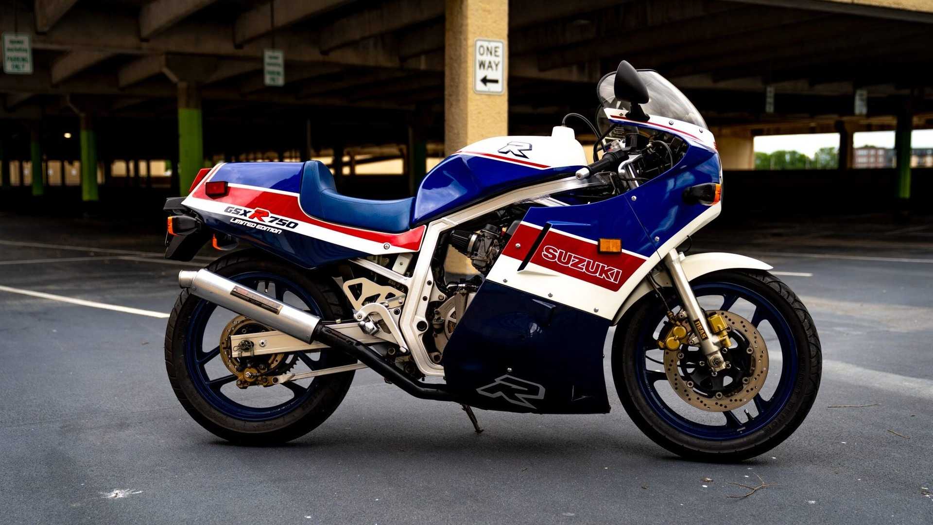 A side profile shot of the 1986 Suzuki GSX-R750