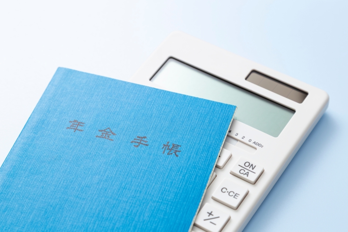 定年前の父は年収「800万円」です。家族は「老後も安心」と思っていましたが、年金は月「18万円」ほどと聞いて驚きました。高年収でも年金額は意外と少ないのでしょうか?