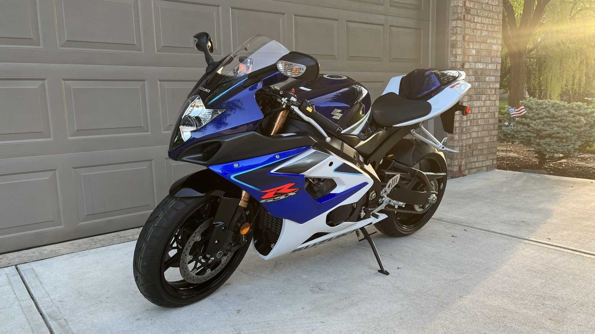 A front three-quarter shot of the 2006 Suzuki GSX-R1000 parked