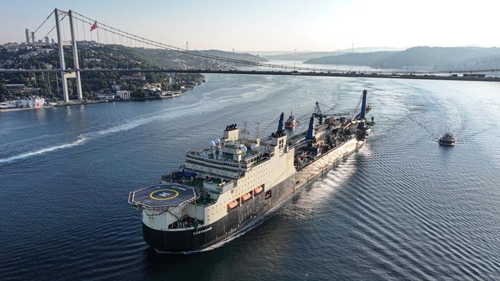 'Castrone' İstanbul Boğazı'ndan geçti