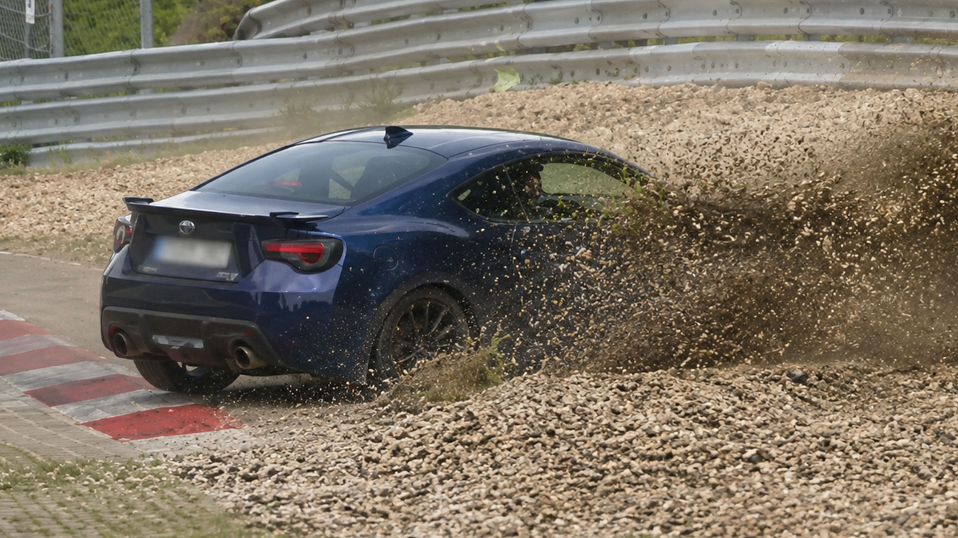 Hoge snelheid fout stuurt sportauto diep de grindbak van de Nürburgring ...