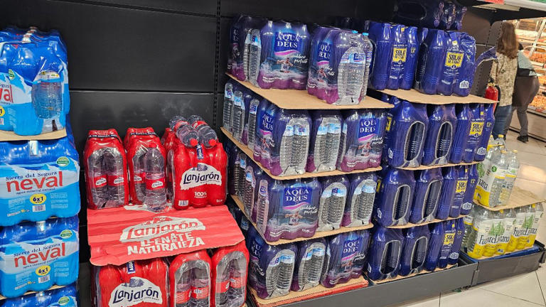 Pack de seis botellas en un supermercado