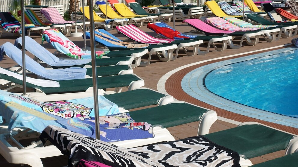 More Hotels Implement Strict Rules for Poolside Loungers