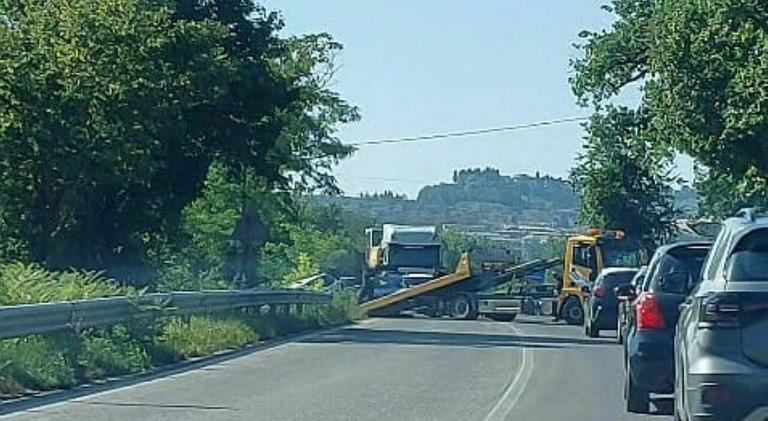 Auto esce di strada, oltrepassa il guardrail e rimane in bilico sul ...