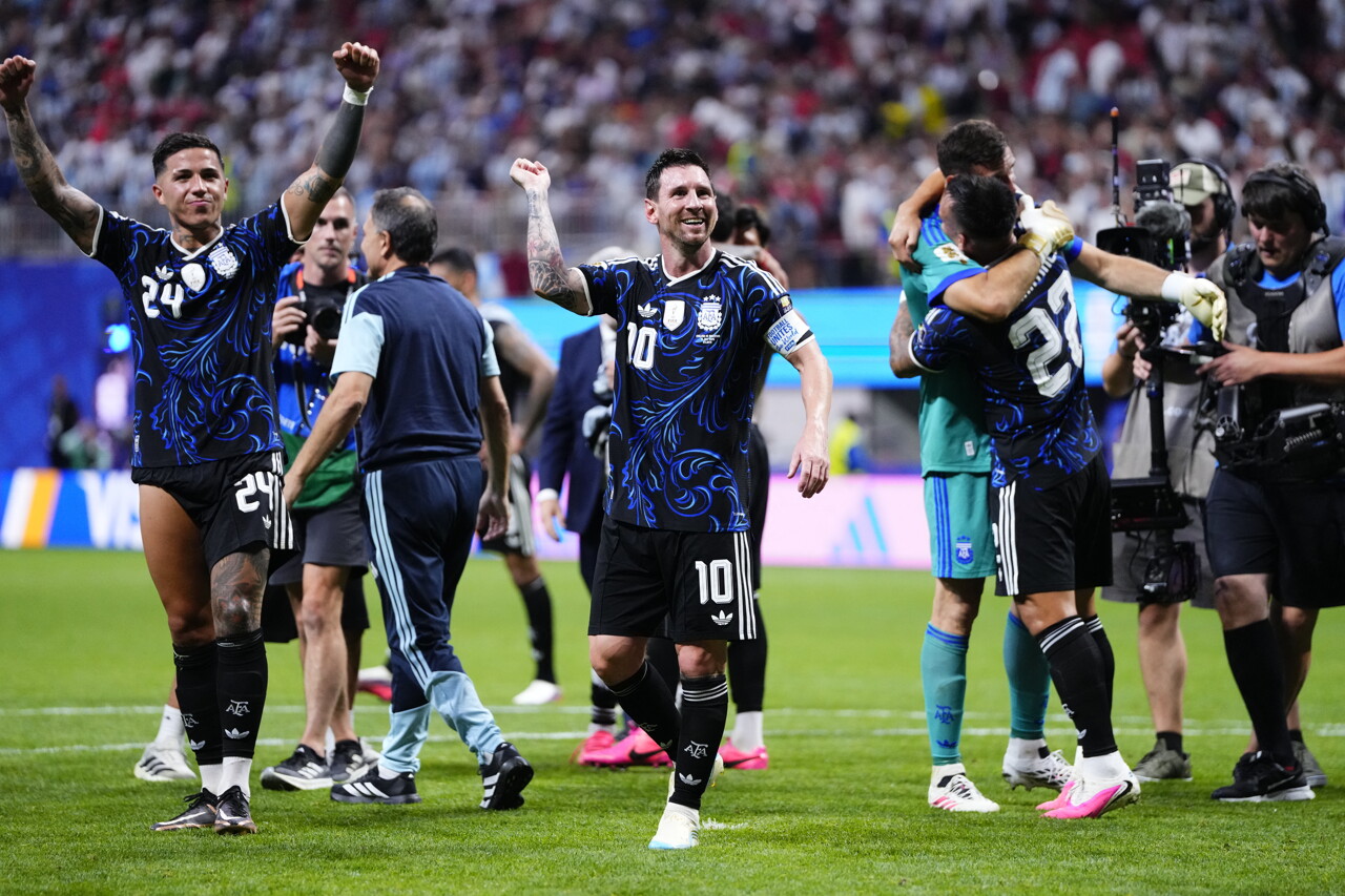 "C'est fou de jouer deux finales de suite" : l'Argentine se défait de l'Angleterre (2-1) et affrontera l'Espagne dimanch
