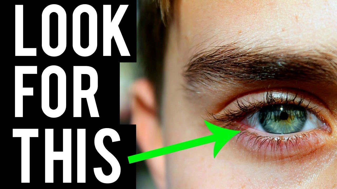 25 body language signs he likes you