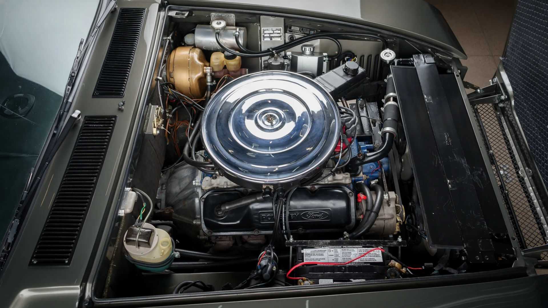 1974 De Tomaso Longchamp engine bay