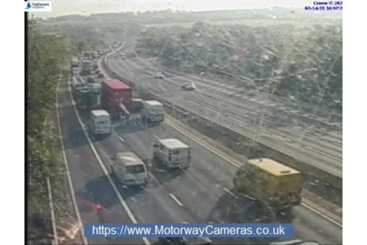 M3 traffic: M3 closed between junction 9 and 10 following serious crash ...