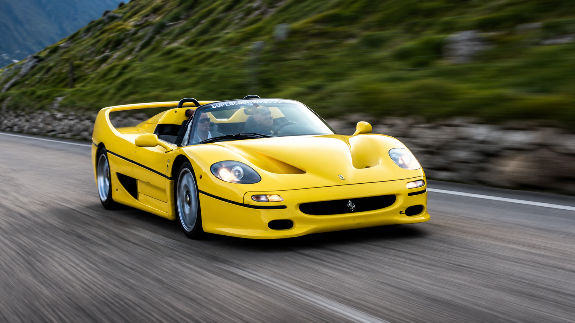 Una rara Ferrari F50 a tutta velocità su una strada stretta
