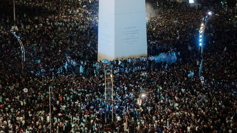 La selección argentina derrotó 2-1 a Inglaterra en las semifinales del Mundial 2026 y desató una multitudinaria celebración en el centro porteño. (Foto: Reuters)