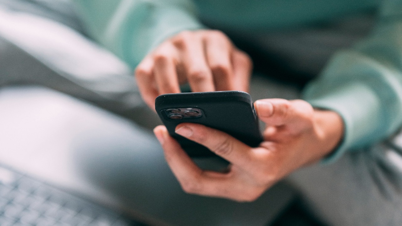Heavy phone scrolling is linked to weaker memory and poorer sleep in a ...