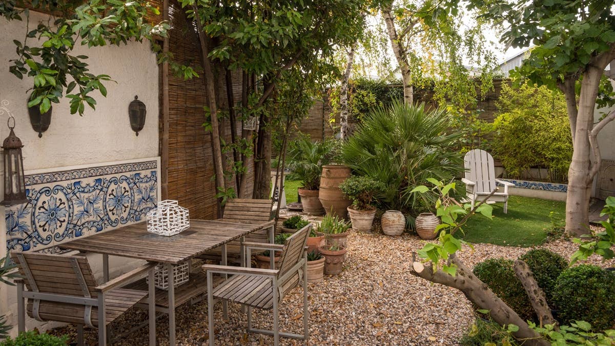 urban-garden-from-a-private-property-close-to-paris
