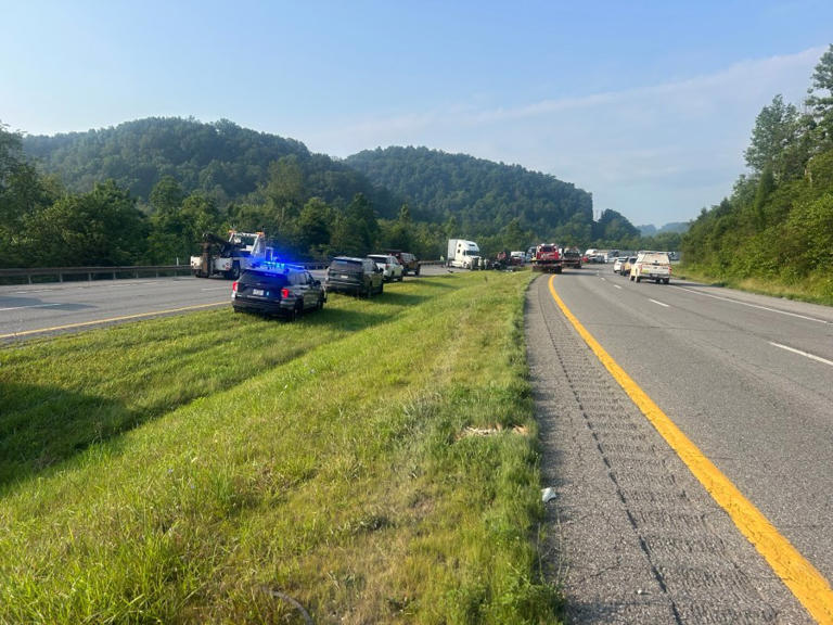  Foto zu Triple fatal accident closes I-77N in Jackson County 