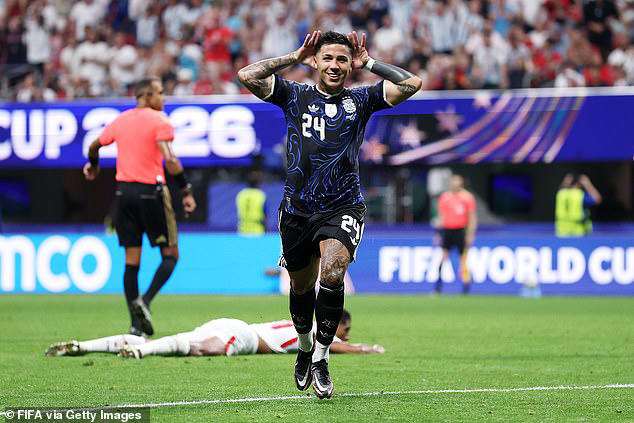 argentinian-golfer-copies-enzo-fernandez-s-celebration-after-sinking