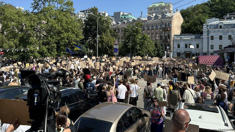 Miles salieron a la calle en Kiev y otras ciudades de Ucrania para exigir al presidente Volodimir Zelenski que reconsidere su decisión de cesar al hasta ahora ministro de Defensa, Mijailo Fedorov.