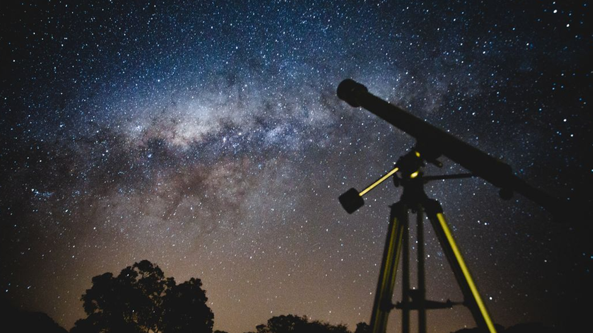 Amazon's $97 stargazing telescope comes with a built-in tripod