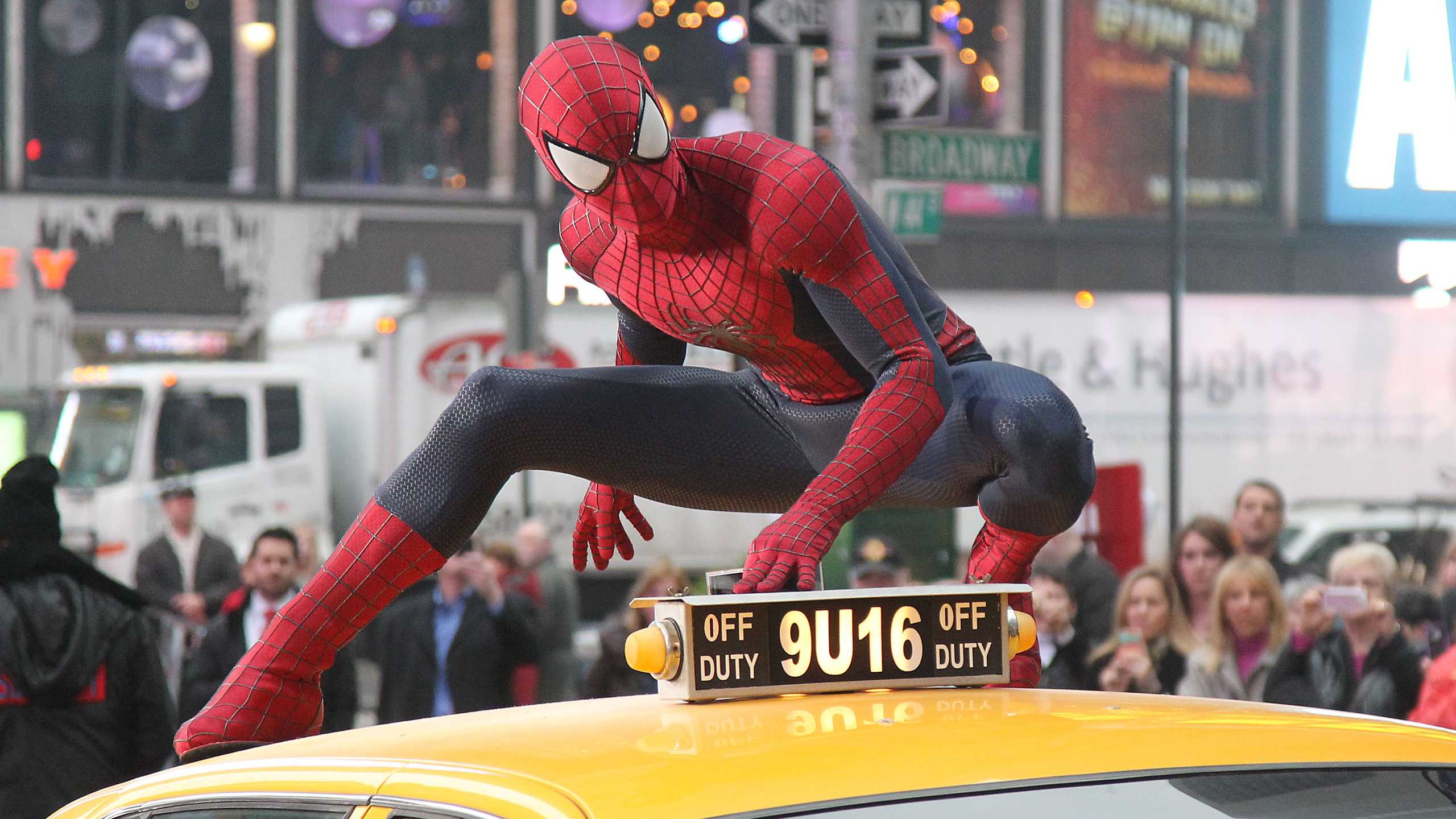 Spider-Man (Andrew Garfield) posing on top of a taxi in The Amazing Spider-Man 2