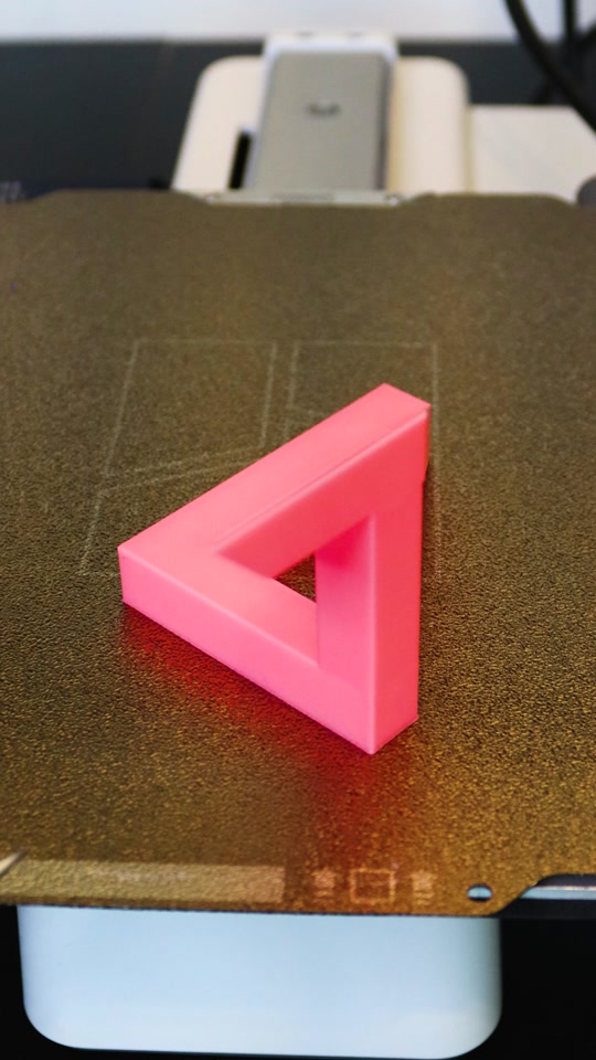 Mind bending 3D printed Penrose triangle illusion