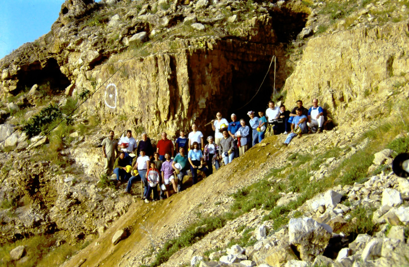 Vandal Jones with an archaeological group at Qumran. (credit: Courtesy:Qumran Project)