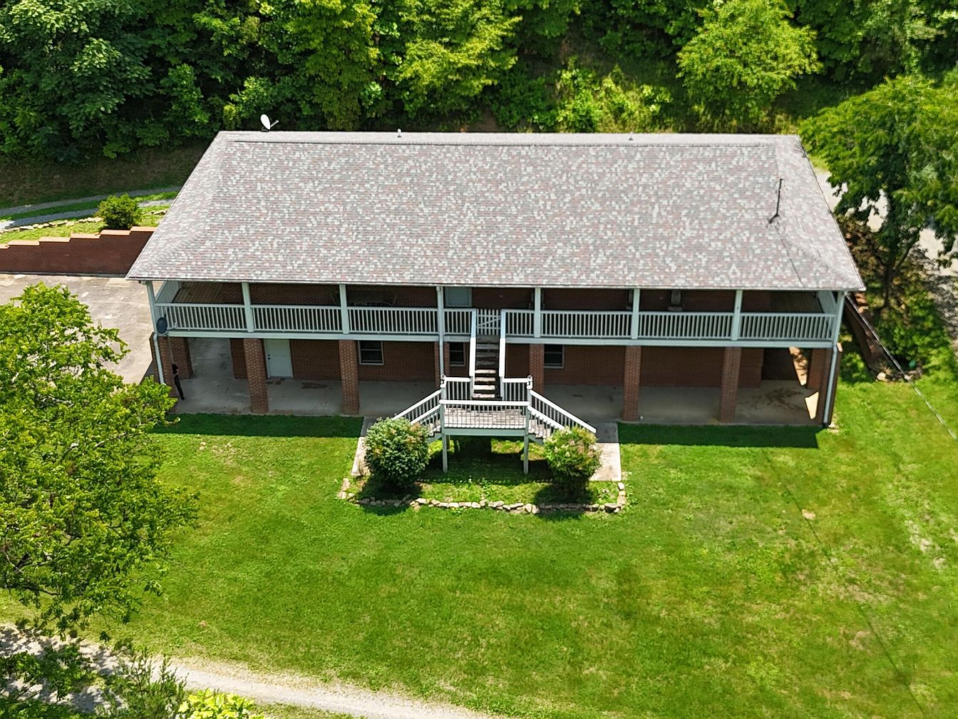 This 1992 Retreat in Sevierville, Tennessee, Offering 98 Acres of Smoky ...