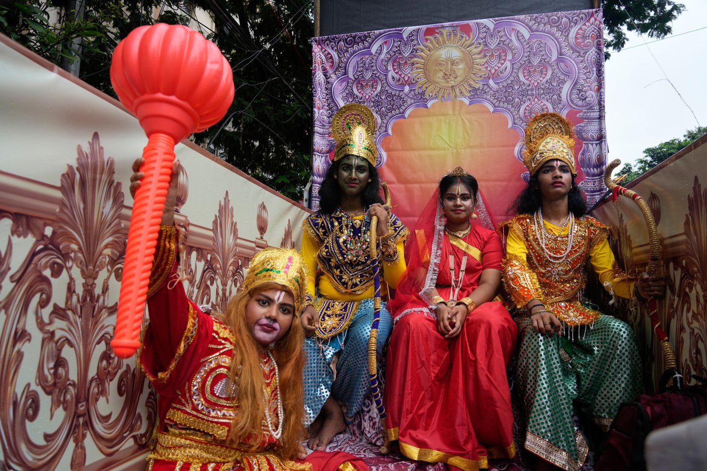 Crowd surge at Hindu festival in India leaves 1 dead and many hospitalized