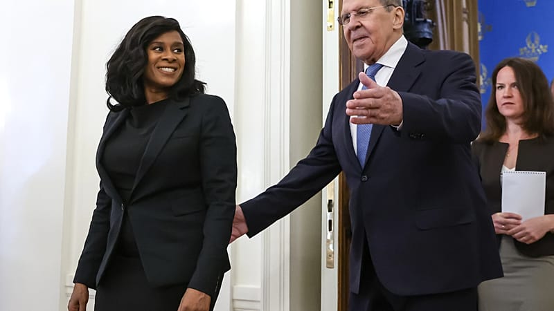 Le ministre russe des Affaires étrangères, Sergueï Lavrov accueille la ministre des Affaires étrangères de la Guinée-Bissau, Fatumata Jau, à Moscou, en Russie, le 16/07/2026