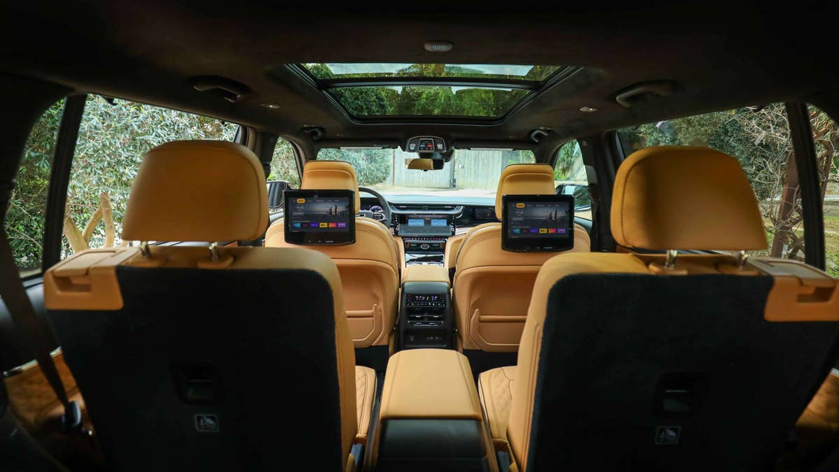 2026-jeep-grand-cherokee-l-interior-featuring-rear-seat-entertainment