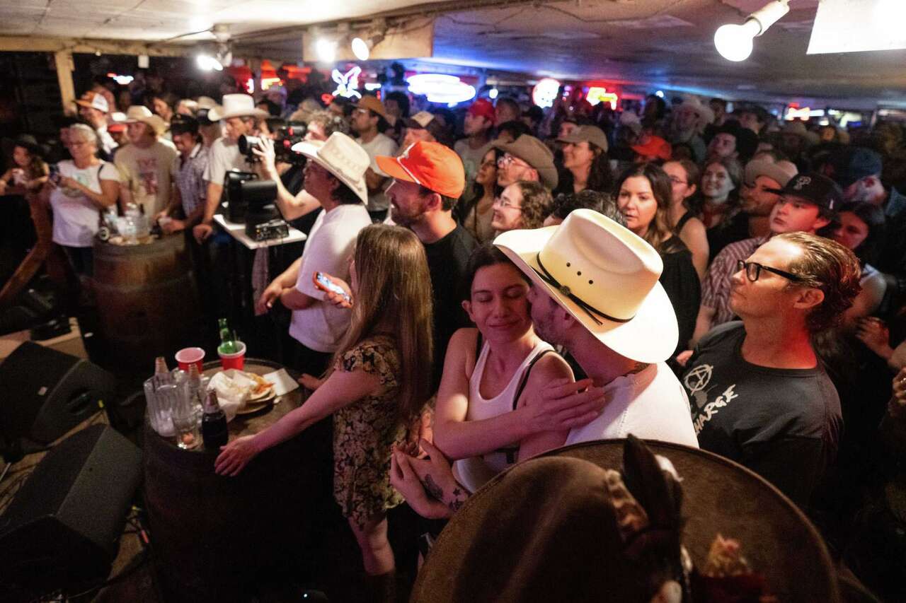 Where to meet singles in Austin: Best spots beyond dating apps