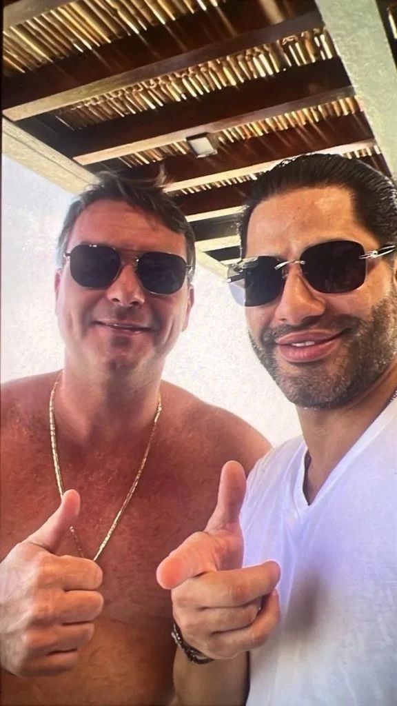 Buscas por Sicário disparam após foto de Flávio Bolsonaro