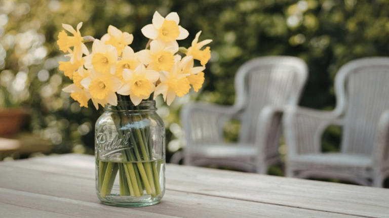 Transform an old glass jar into the most stunning flower vase