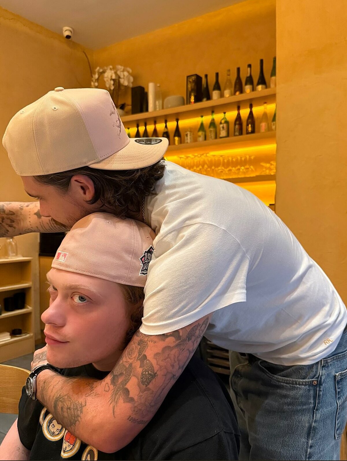 Khoảnh khắc đối lập giữa Brooklyn và Cruz Beckham sau thất bại của tuyển Anh