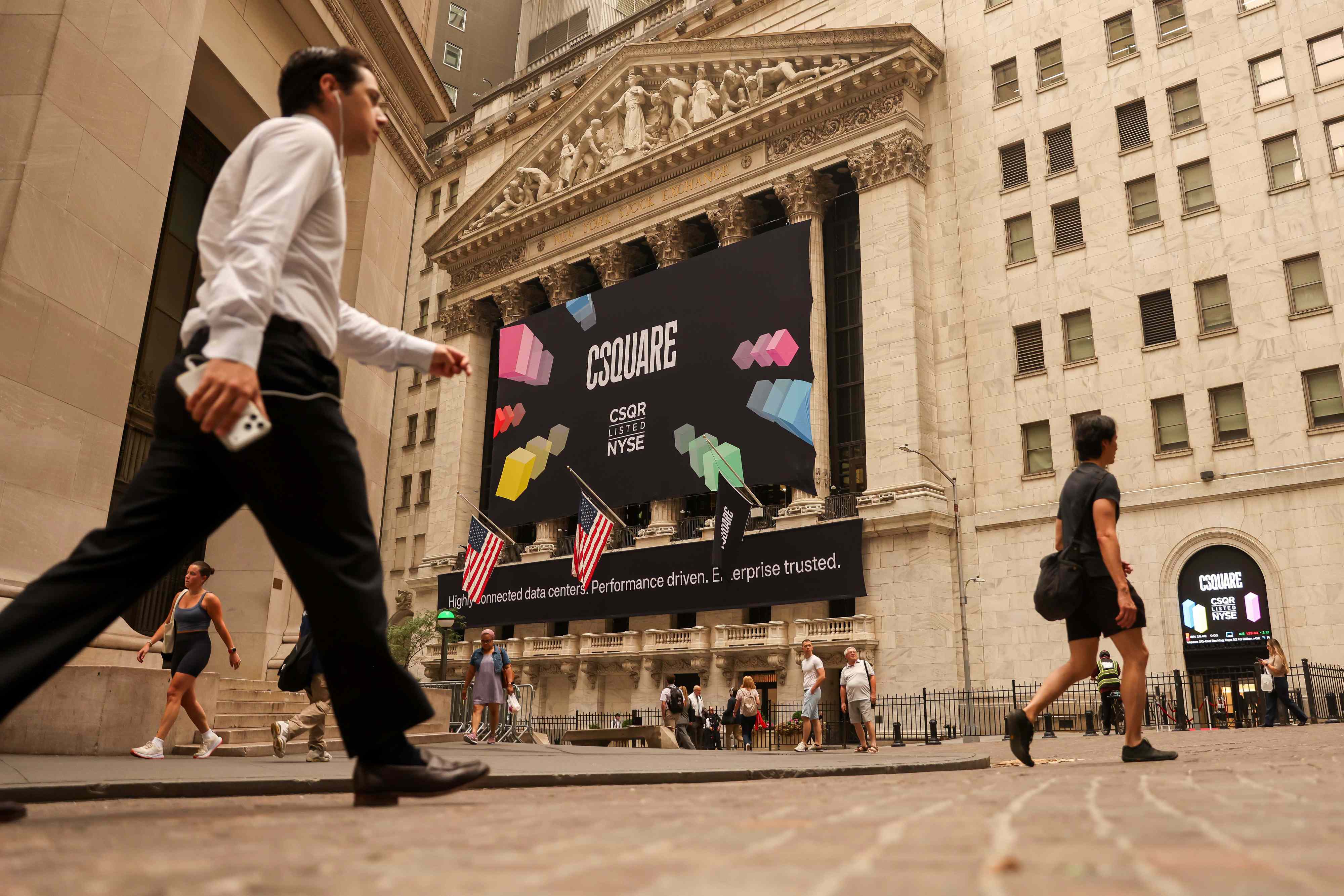 Investors can't shake AI bubble fears—but they're not dropping their favorite tech stocks