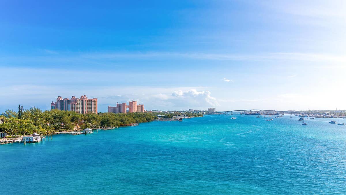 pink-resorts-and-nassau-bridge