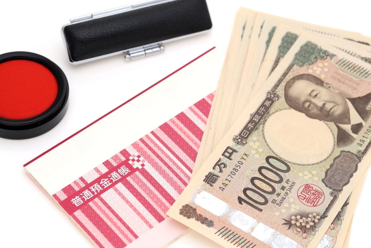 夫の給料の余りを10年間「自分の口座」に貯金し“500万円”になりました。定期預金にしようと銀行へ行ったら「ご主人からの贈与には税務署に申告が必要です」と言われました。ただのへそくりでも税金を取られるのでしょうか？
