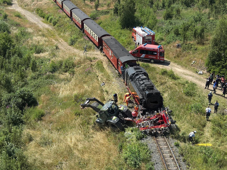 Eine Lok erfasst an einem Bahnübergang im Harz einen Traktor und schleift ihn mehrere Meter mit. Foto: Polizei Sachsen-Anhalt/ Polizeiinspektion Magdeburg