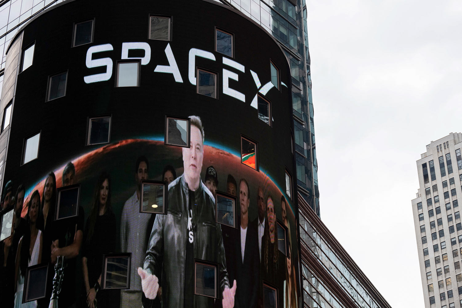 SpaceX stock closes below its IPO price for the first time since it ...